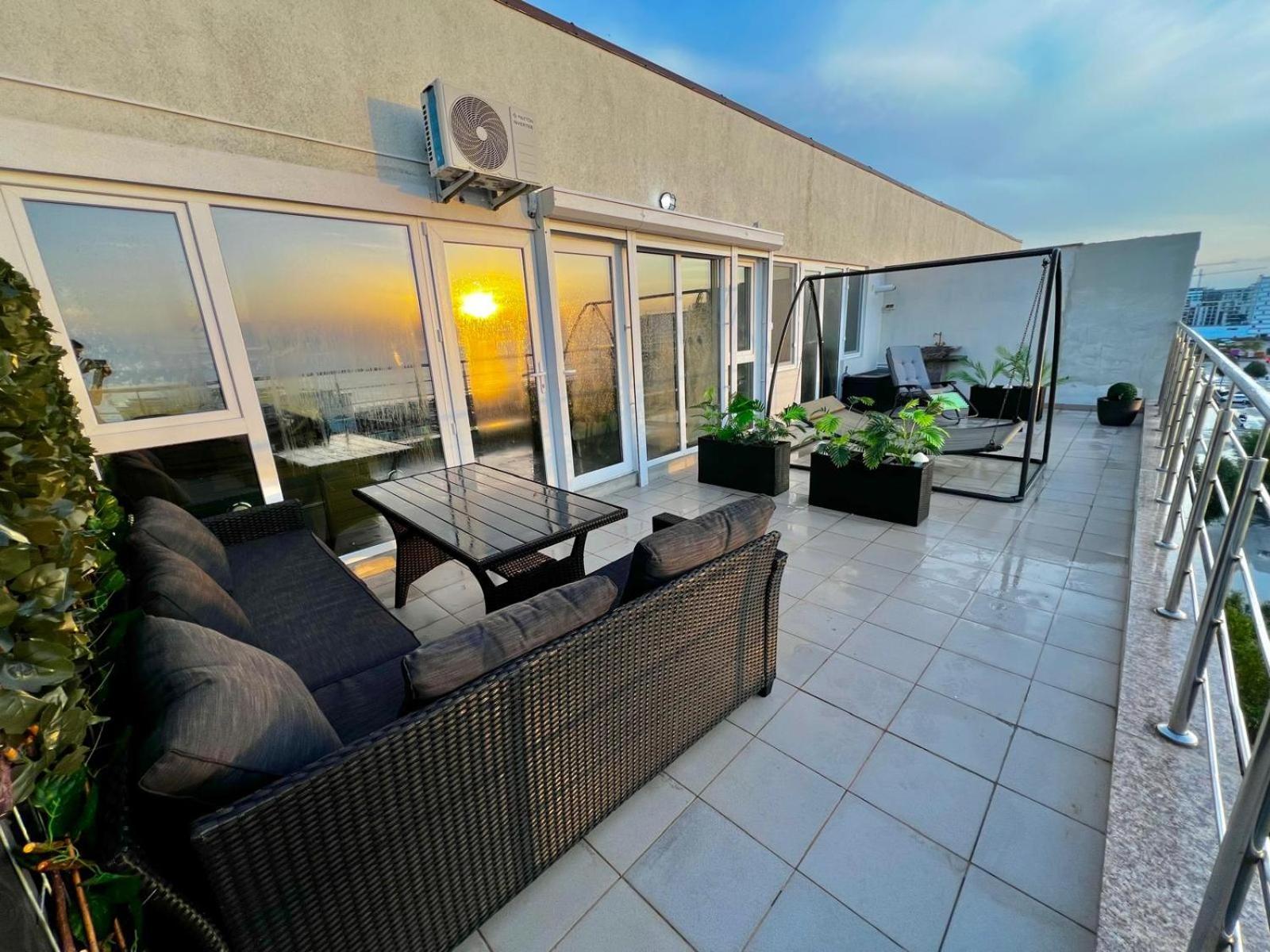 Summerland Sea View Penthouse & Jacuzzi Mamaia